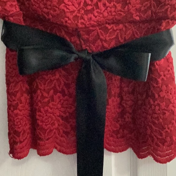 Red Dress Barn scalloped edge lace blouse - Picture 3 of 5